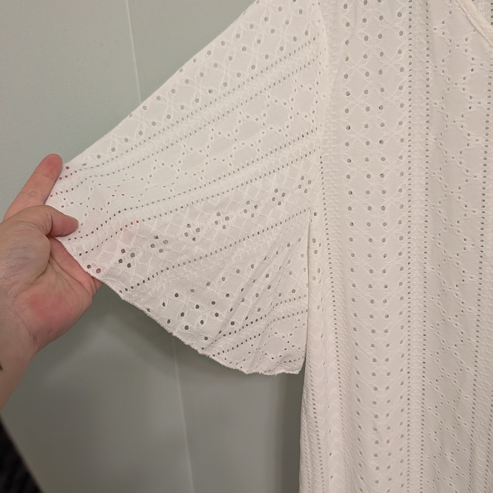 Chic White Eyelet V-Neck Top - Picture 4 of 4